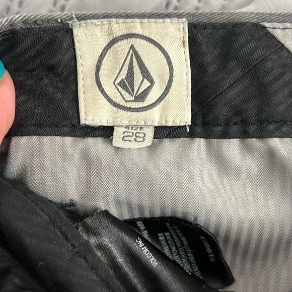 2x Volcom Gray and Black Crown Blk Men's Bermuda Chino Shorts Sz 28 Cotton Blend - Picture 4 of 7